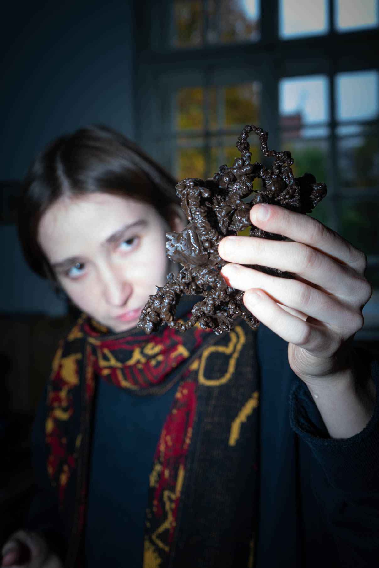 Udeleženci Trans-cona na delavnici ustvarjanja iz čebeljega voska. Foto: Urša Rahne